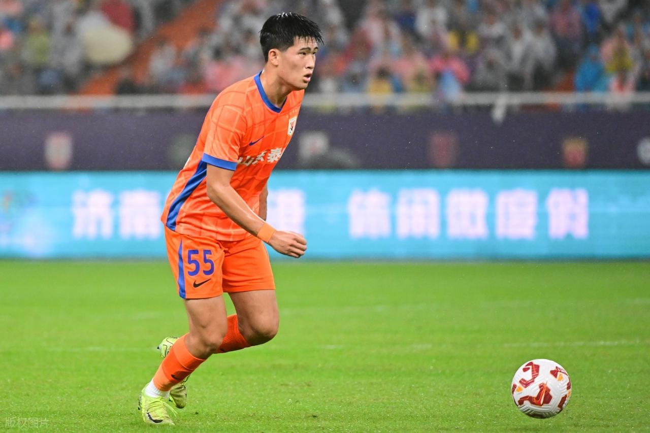 开云手机在线登录官网-进攻防守一把抓，山东泰山又贡献一名带刀后卫，球迷：国产拉莫斯